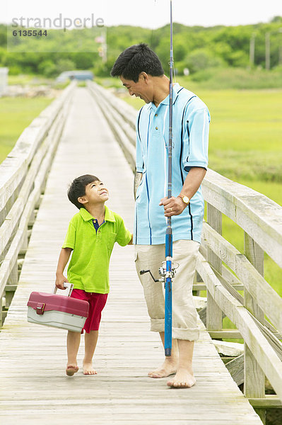 Vater und Sohn gehen Angeln