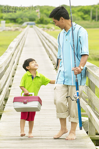 Vater und Sohn gehen Angeln