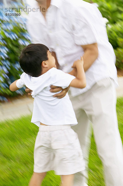 hoch  oben  Menschlicher Vater  Sohn  aufheben