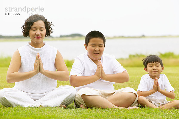 Familie meditieren