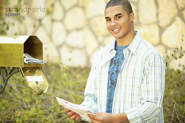 Mann  Briefkasten  bekommen  Post