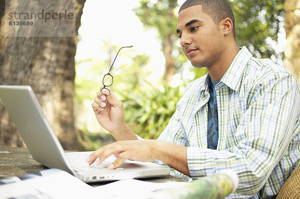 Eingabe über Laptop mann