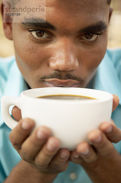 Mann beim Kaffeetrinken