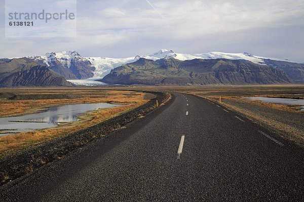 Ringstraße vor dem Panorama des Skaftafell Nationalparks bei Kirkjubæjarklaustur  Island