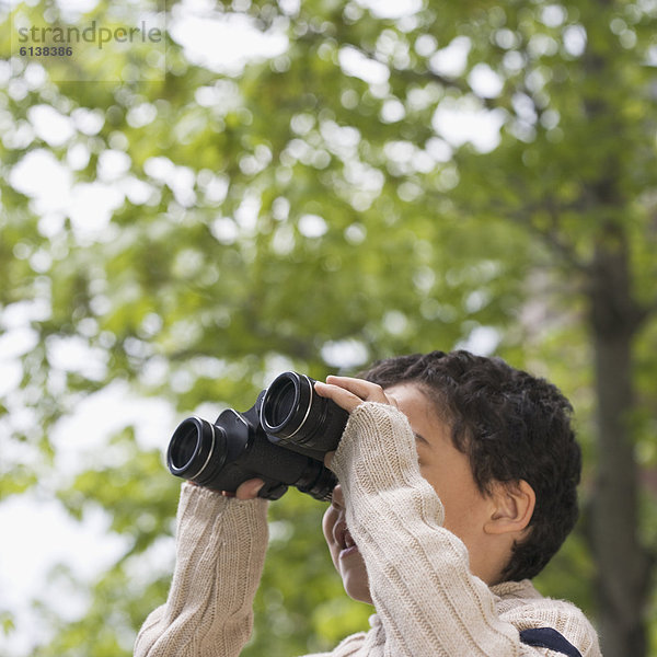 Außenaufnahme  benutzen  Junge - Person  Fernglas  freie Natur