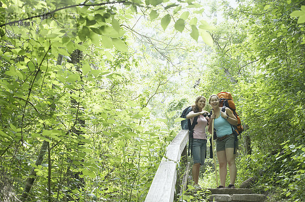 Zusammenhalt Frau Wald wandern jung