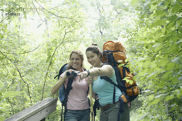 Zusammenhalt Frau Wald wandern jung