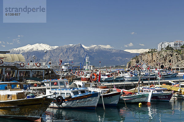 Hafen und Taurusgebirge  Antalya  Türkei  Asien