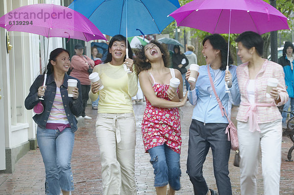 Frau  lachen  gehen  Regenschirm  Schirm