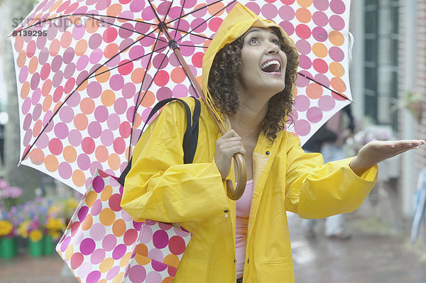 Regenmantel  Frau  Prüfung  Regenschirm  Schirm  Hispanier  Regen