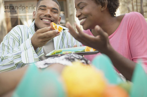 Außenaufnahme  Orange  Orangen  Apfelsine  Apfelsinen  amerikanisch  essen  essend  isst  freie Natur