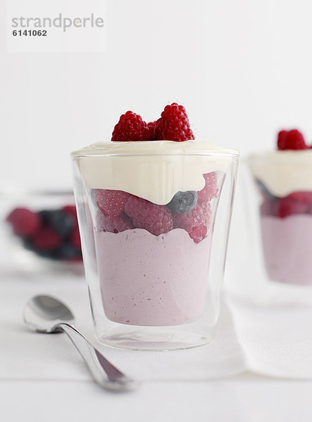 Gläser mit Beeren-Kokosnussparfait