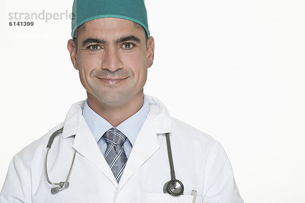 Lächelnder Arzt mit Stethoskop