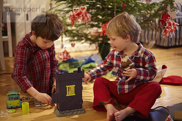 Jungen eröffnen Weihnachtsgeschenke