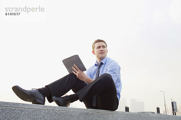 Geschäftsmann mit Tablet-Computer