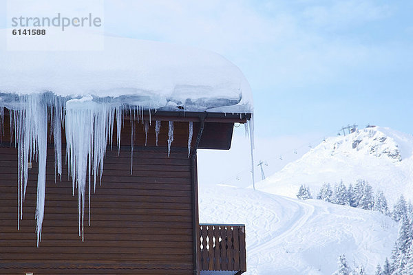 Eiszapfen hängend von der Hütte im Schnee