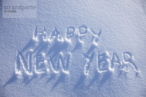 Frohes neues Jahr im Schnee geschrieben