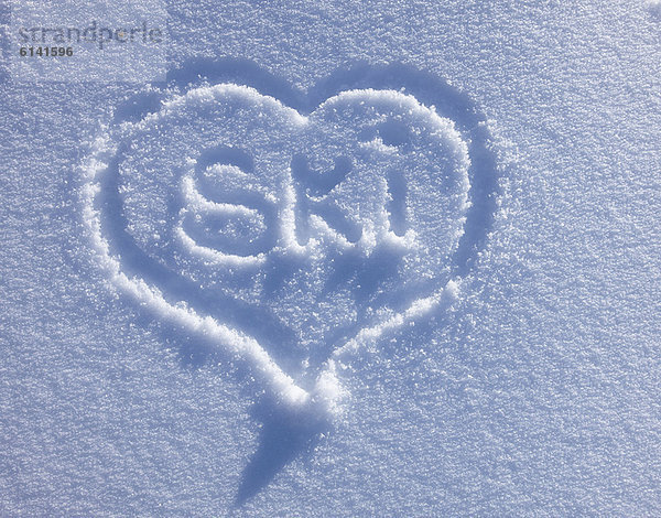 Ski inside heart im Schnee geschrieben