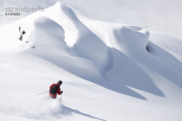 Skifahren auf verschneiter Piste