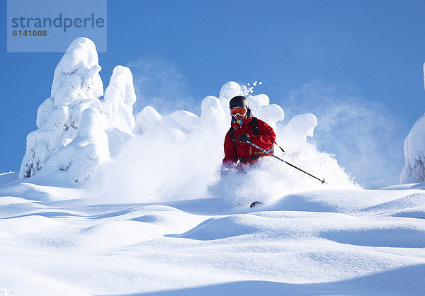 Skifahren auf verschneiter Piste