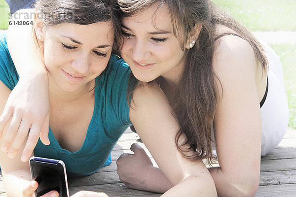Teenager-Mädchen mit Handy im Freien