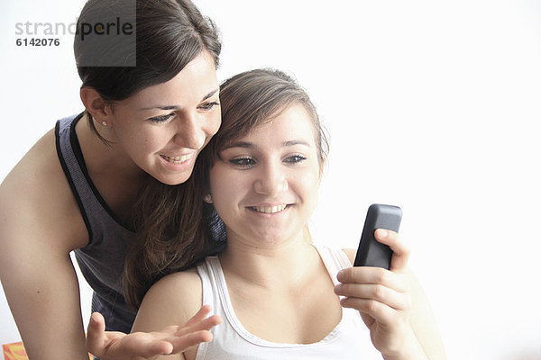 Teenager-Mädchen  die zusammen mit dem Handy telefonieren