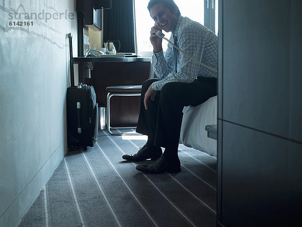 Geschäftsmann am Telefon im Hotel