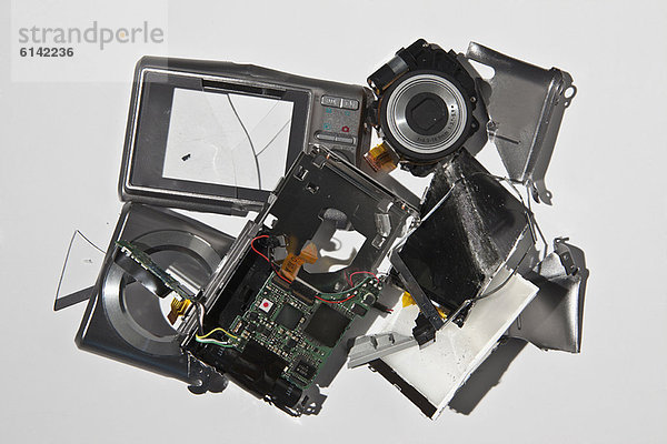 Stapel zertrümmerter Kamerateile