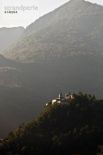 Schloss auf ländlichem Hügel erbaut