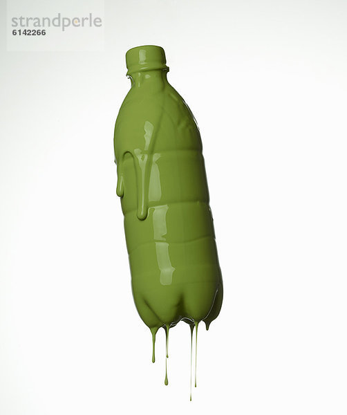 Soda-Flasche in tropfender grüner Farbe