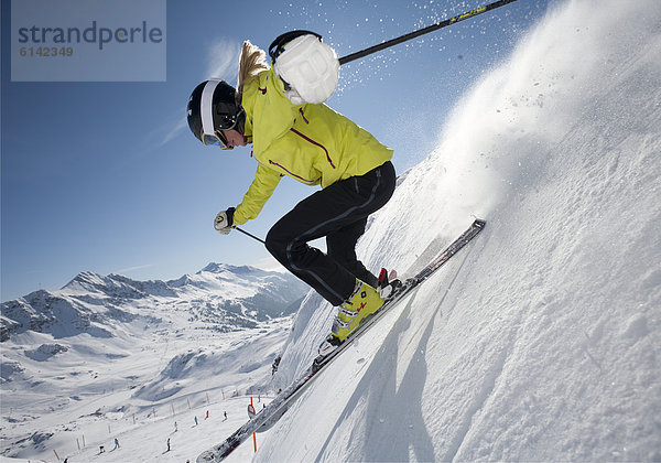 Skifahrerin in steilem Gelände