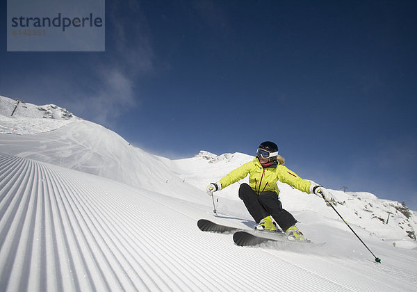 Skifahrerin auf frisch präparierter Piste