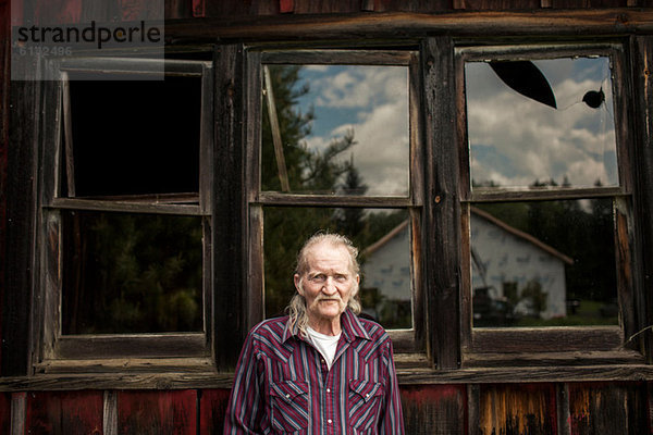 Älterer Mann außerhalb der Hütte  Portrait