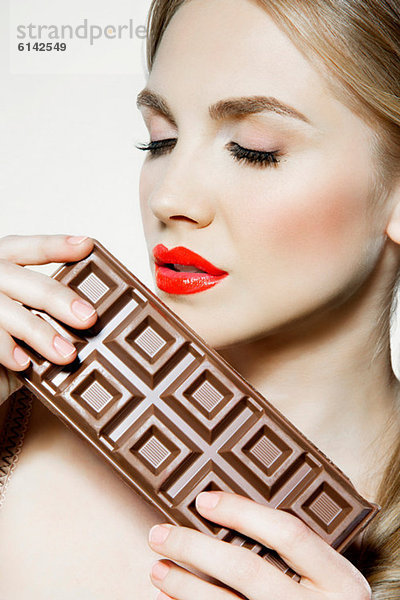 Junge Frau mit Schokolade