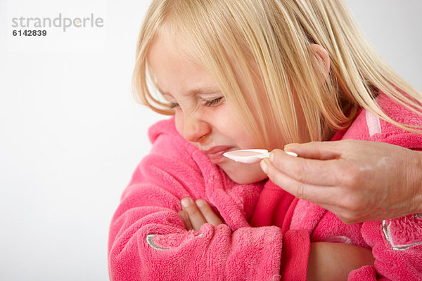 Eltern versuchen  Tochter Medizin zu geben  Mädchen weigert sich