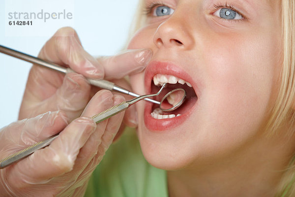 Mädchen beim Zahnarztbesuch