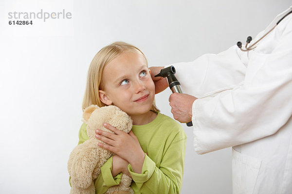 Arzt untersucht Mädchenohr