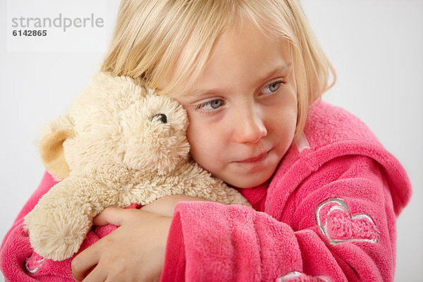 Mädchen umarmender Teddybär