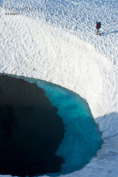 Backpacker im Gothic Basin  Monte Cristo Peak  Washington  USA