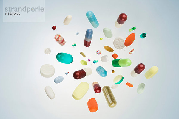 Pillen  Tabletten und Kapseln in der Luft