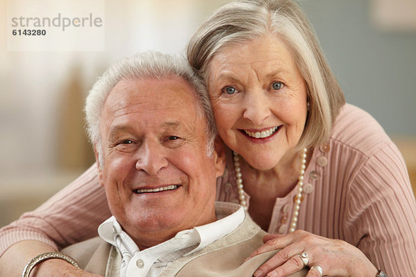 Seniorenpaar mit Blick auf die Kamera  Porträt