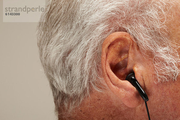 Senior Mann mit Kopfhörer  Nahaufnahme