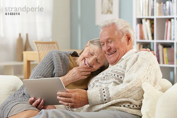 Seniorenpaar mit digitalem Tablett