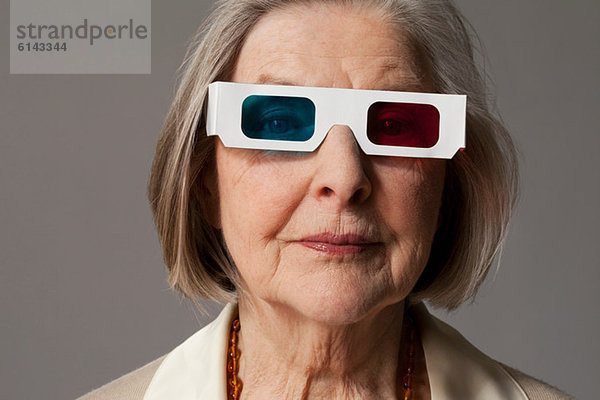 Seniorin mit 3D-Brille