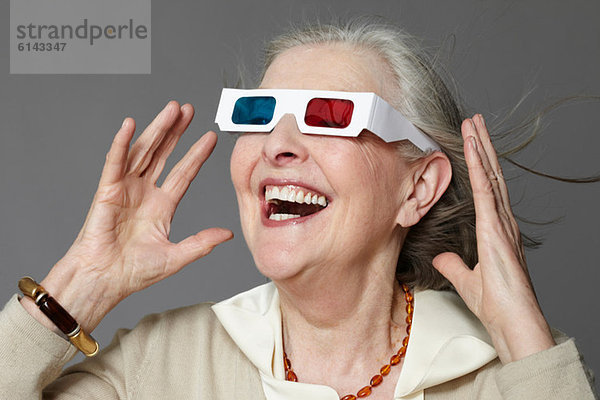 Seniorin mit 3D-Brille