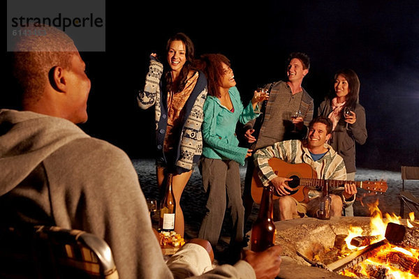 Freunde bei nächtlicher Strandparty