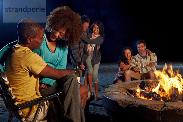 Freunde bei nächtlicher Strandparty