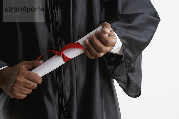 Anschnitt  Mann  Kleid  halten  Mittelpunkt  Diplom  Schulabschluß