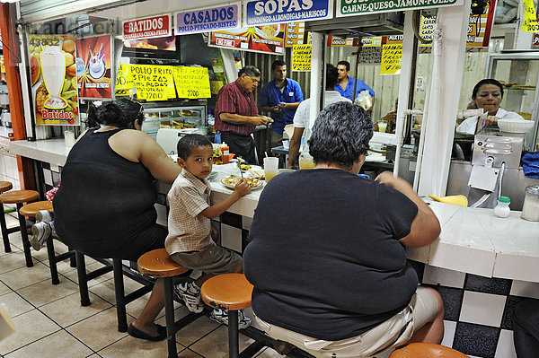 Übergewichtige Damen  Schnellimbiss im Zentralmarkt  San Jose  Costa Rica  Mittelamerika