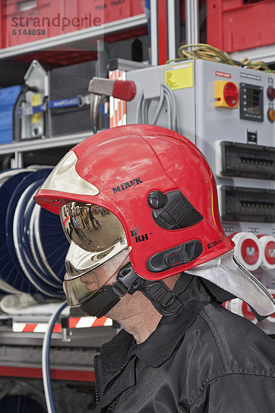 Feuerwehrhelm  Schutzhelm  Visier  Hitzeschutz  Flammenschutz  Berufsfeuerwehr  Feuerwehrmann  Polen  Europa